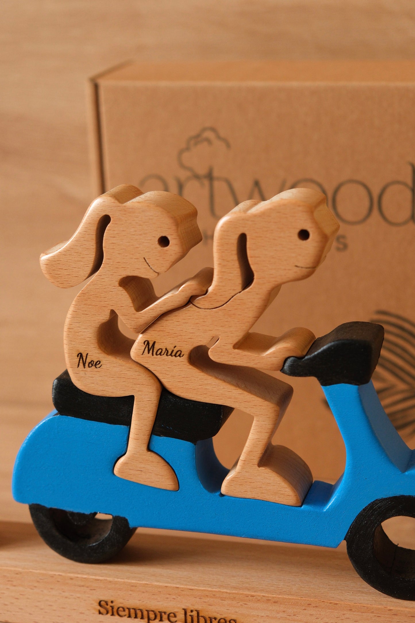 Pareja de humanos moto