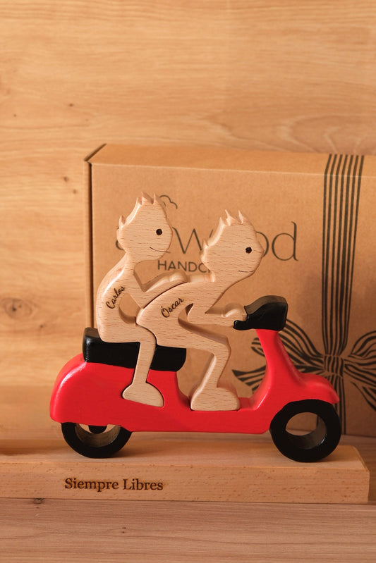 Pareja de humanos moto