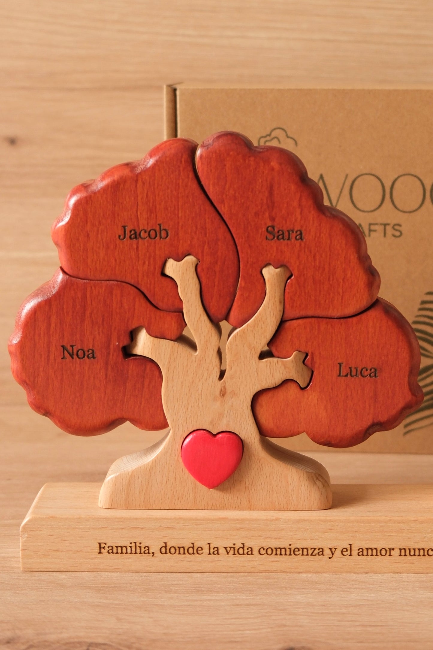 Árbol de 4 nombres (ROJO + TRONCO NATURAL)